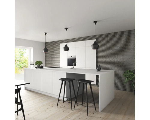 Moderne Küche mit Kochinsel, Barhockern und Hängeleuchten für eine helle und geräumige Atmosphäre.