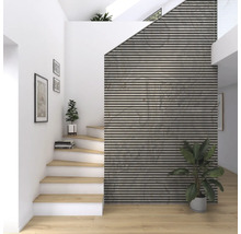 Heller Raum mit Treppe, Holzverkleidung an der Wand und Zimmerpflanzen.