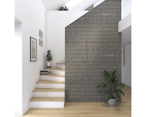 Heller Raum mit Treppe, Holzverkleidung an der Wand und Zimmerpflanzen.