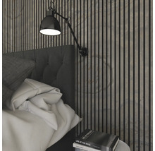 Bett mit Wandpaneelen und Lampe