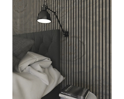 Bett mit Wandpaneelen und Lampe