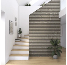 Helle Treppe mit Wandpaneelen und Dekorationselementen in einem modernen Haus.