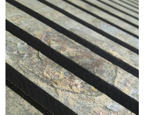 Nahaufnahme von Natursteinpaneelen mit dunklen Akzenten für Wandgestaltung