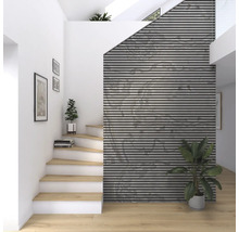 Heller Eingangsbereich mit Treppe, Holzstufen, Wandpaneelen und Zimmerpflanzen für ein freundliches Ambiente.