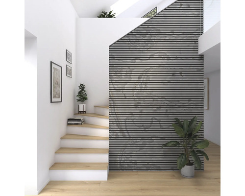 Heller Eingangsbereich mit Treppe, Holzstufen, Wandpaneelen und Zimmerpflanzen für ein freundliches Ambiente.