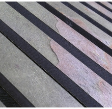 Nahaufnahme einer Akustikpaneeloberfläche mit Holzlatten