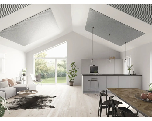 Heller Wohnraum mit Akustikpaneelen an der Decke, kombiniert mit Küche und Essbereich.