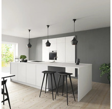 Helle Küche mit Kochinsel, Barhockern und Pendelleuchten
