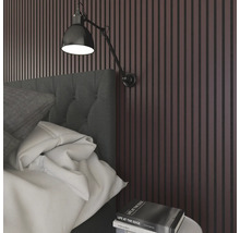 Schlafzimmer mit Bett, Wandleuchte und Wandpaneelen