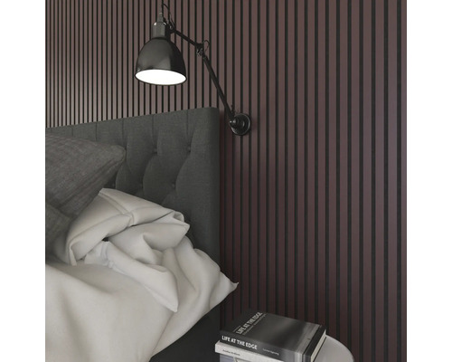 Schlafzimmer mit Bett, Wandleuchte und Wandpaneelen