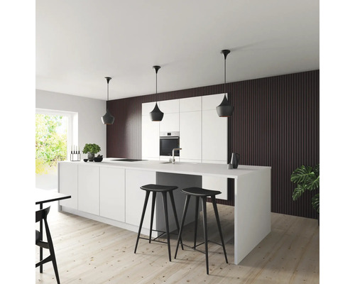 Helle Küche mit Kücheninsel, Barhockern und Pendelleuchten für eine moderne Raumgestaltung