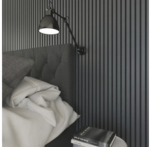 Schlafzimmerszene mit Bett, Nachttisch und Wandleuchte für Schlafzimmerbeleuchtung