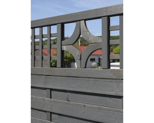 Holzzaun mit dekorativen Elementen für den Garten