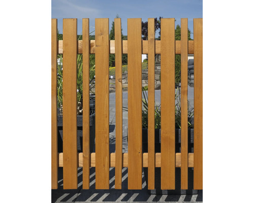 Holzzaun mit vertikalen Latten für den Garten