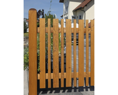 Holzzaun im Außenbereich mit senkrechten Latten unterschiedlicher Breite