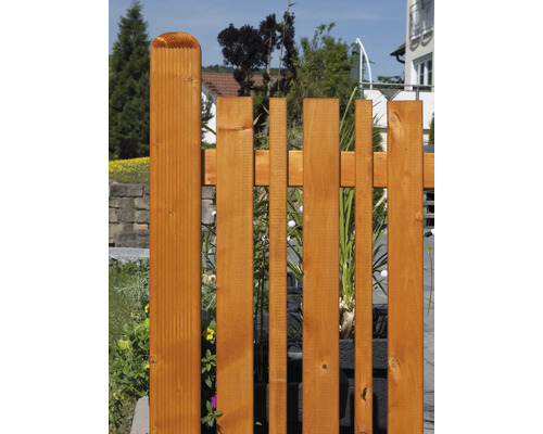 Holzzaun mit vertikalen Latten unterschiedlicher Breite