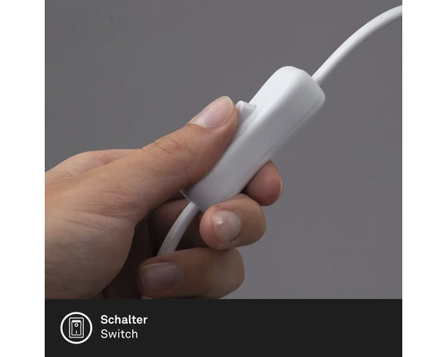 Eine Hand bedient einen Schalter an einem weißen Kabel