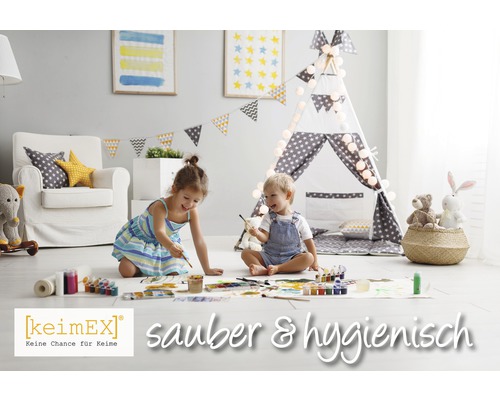 Kinderzimmer mit spielenden Kindern, Zelt und Malutensilien für ein sauberes und hygienisches Zuhause
