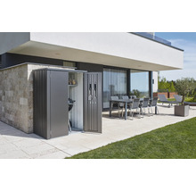 Gartenschrank mit Grill und Werkzeugen im modernen Garten