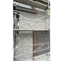 Fassade mit Verblendsteinen und Baugerüst