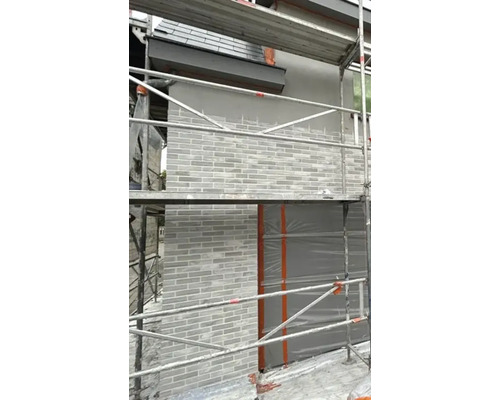 Fassade mit Verblendsteinen und Baugerüst