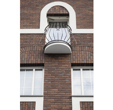 Fassade eines Backsteingebäudes mit Fenster und Balkon