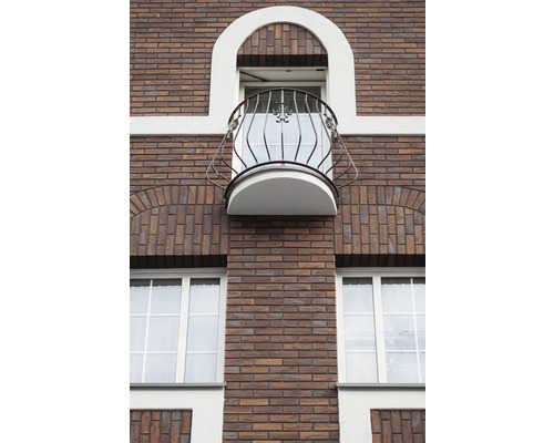 Fassade eines Backsteingebäudes mit Fenster und Balkon