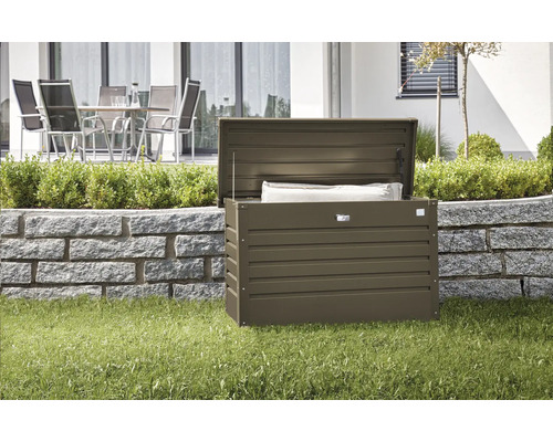 Geöffnete Aufbewahrungsbox aus Metall im Garten