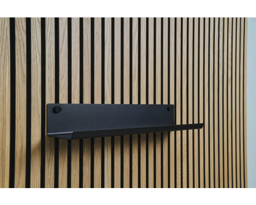 Schwarzes Wandregal an einer Holzpaneelwand