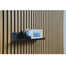 Dekorative Wandgestaltung mit Holzpaneelen, Regal, Globus und Bilderrahmen