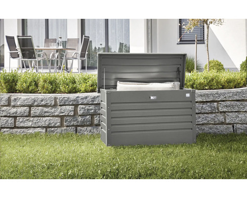 Geöffnete Gartenbox zur Aufbewahrung von Gartenutensilien im Garten