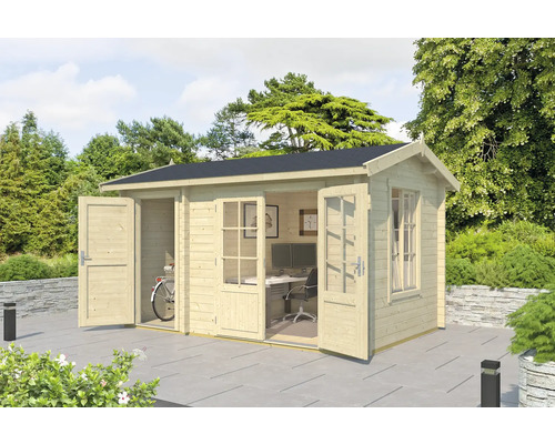 Holzgartenhaus mit geöffneten Türen und Fenstern im Garten