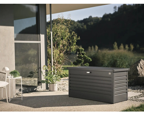 Graue Gartenbox auf einer Terrasse vor einem Haus