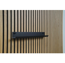 Wandpaneel aus Holz mit schwarzem Regal