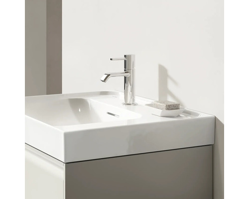 Waschtisch mit Armatur und Seife im Badezimmer