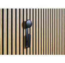 Wandpaneel aus Holz mit schwarzem Kleiderhaken