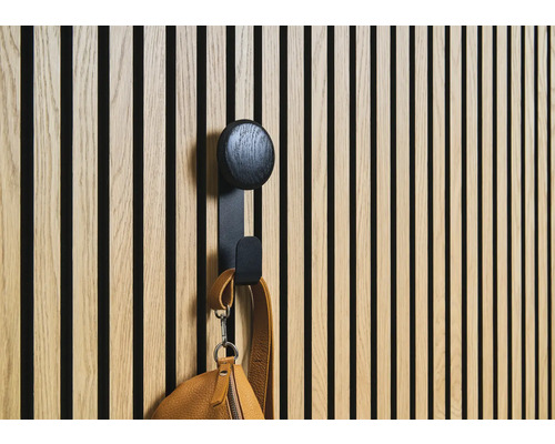 Holzwand mit Haken und Handtasche