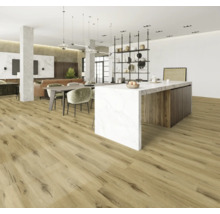 Helles Wohnzimmer mit Holzboden, Esstisch und Kücheninsel