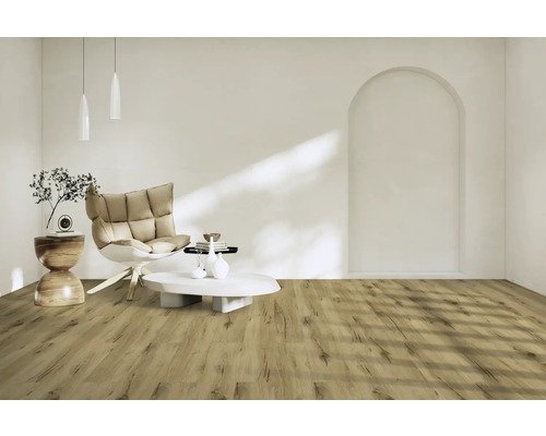 Wohnzimmer mit Sessel, Couchtisch und Bodenbelag in Holzoptik