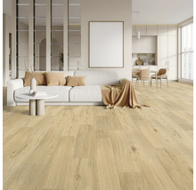 Heller Wohnraum mit Holzboden, Sofa, Tisch und Küchenbereich.