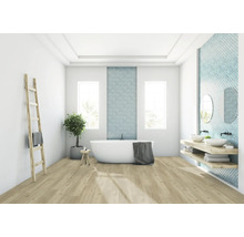 Helles Badezimmer mit Badewanne, Waschtischen und Holzleiter