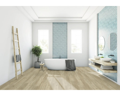 Helles Badezimmer mit Badewanne, Waschtischen und Holzleiter