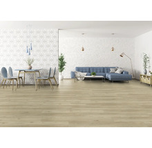 Heller Wohnraum mit Holzboden, Sofa und Esstisch