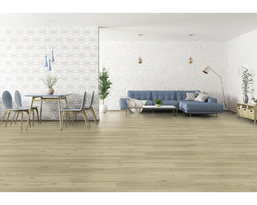 Heller Wohnraum mit Holzboden, Sofa und Esstisch