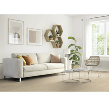 Helles Wohnzimmer mit Sofa, Regalen und Dekorationen