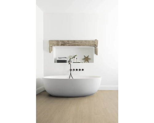 Badezimmer mit freistehender Badewanne, Ablagefläche und dekorativen Elementen für eine helle und geräumige Atmosphäre