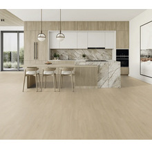 Helle Küche mit Kücheninsel, Marmorarbeitsplatte, Holzakzenten und passendem Bodenbelag.