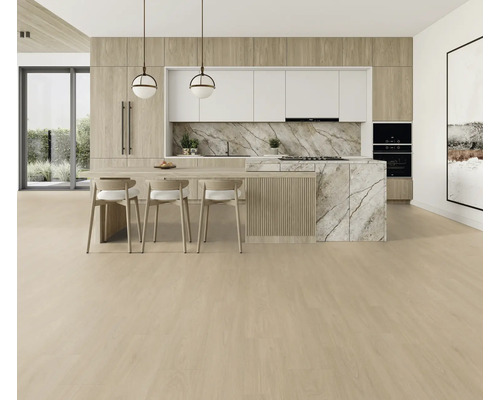 Helle Küche mit Kücheninsel, Marmorarbeitsplatte, Holzakzenten und passendem Bodenbelag.