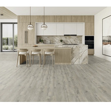 Moderne Küche mit Holzakzenten, Marmorarbeitsplatten und hellem Bodenbelag