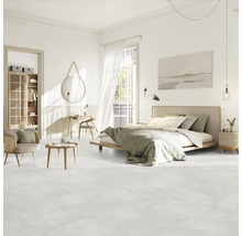 Helles Schlafzimmer mit Bett, Sitzgelegenheit, Schrank und Dekor auf hellem Boden